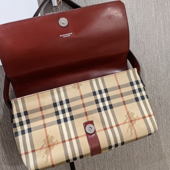 Burberry: Haymarket Nova Check PVC Baguette Shoulder Bag - Picture 5 of 16